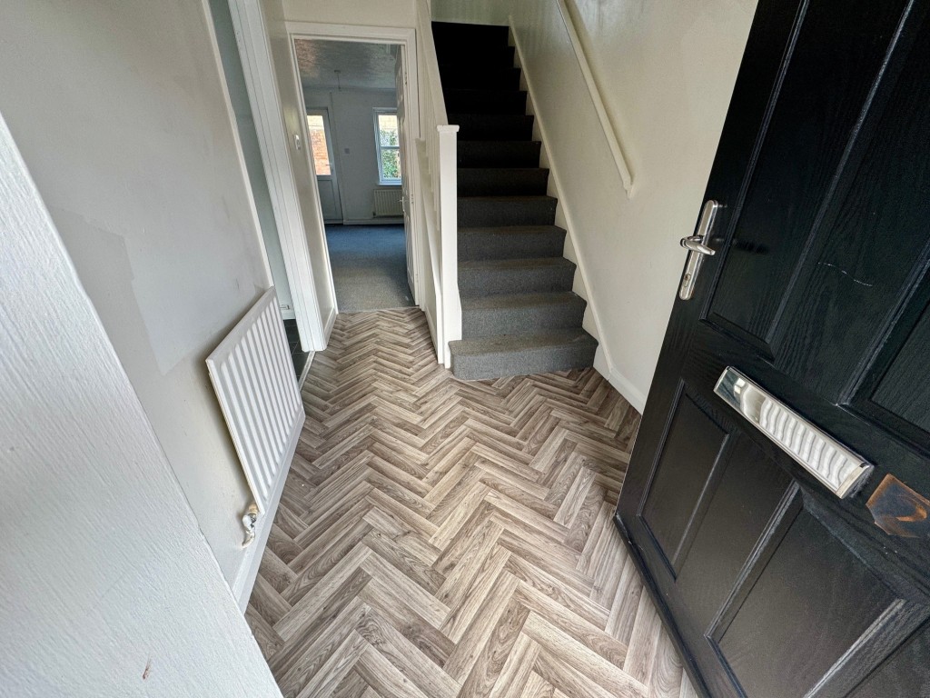 Lot: 67 - MODERN END-TERRACE HOUSE - Entrance hall